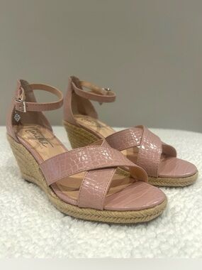 Nanette Lepore Open Toe Wedge Sandals Khaki Pink Croc Embossed Women’s Size 8
